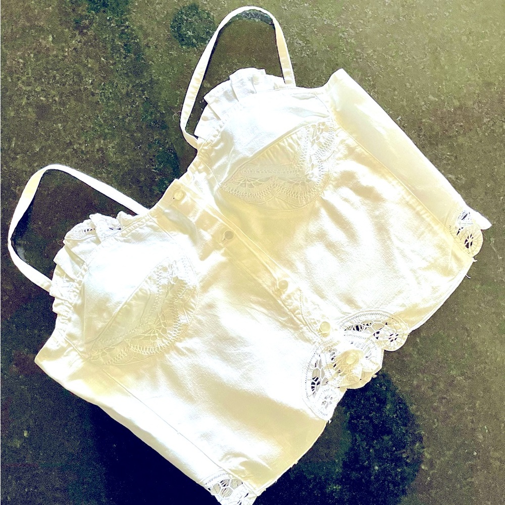 Beautiful cotton and lace bustier. Ooh lal a !